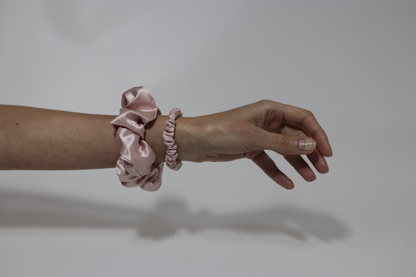 Set de 2 Scrunchies de Seda - Grande y Pequeño - Rosa Pastel